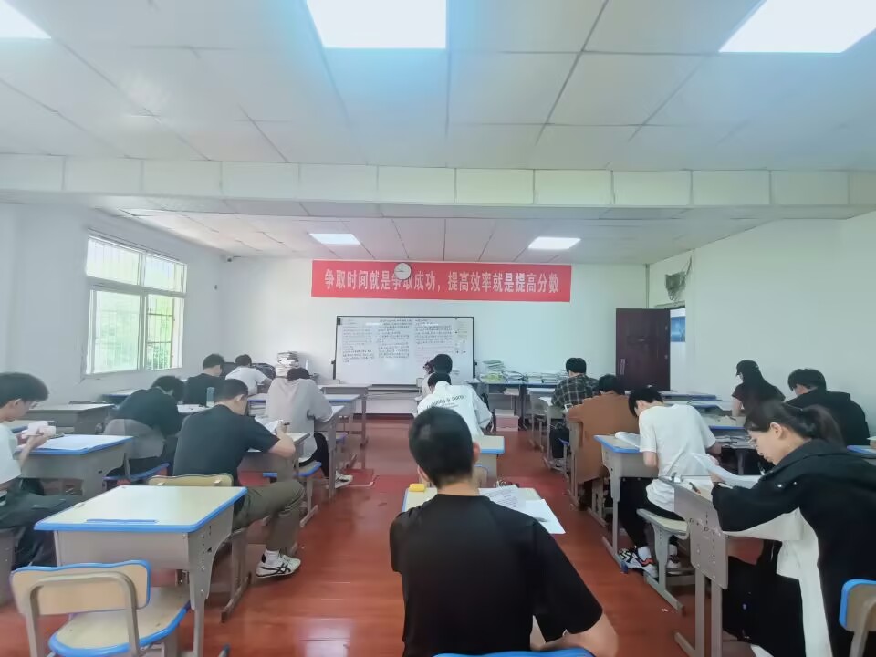 五月联考考场1.jpg